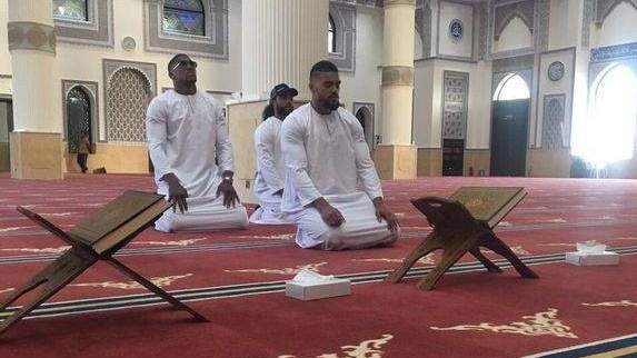 ಬ್ರಿಟಿಷ್ ಸ್ಟಾರ್ ಬಾಕ್ಸರ್ ಆಂಥನಿ ಜೋಶುಆರಿಂದ ದುಬೈ ಮಸೀದಿಯಲ್ಲಿ ನಮಾಜ್ಹ್